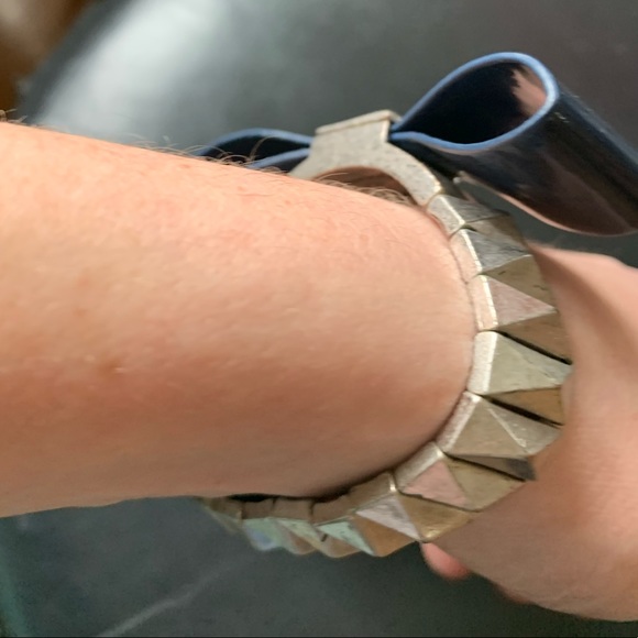 90’s BCBG Bow Bracelet - Picture 5 of 11